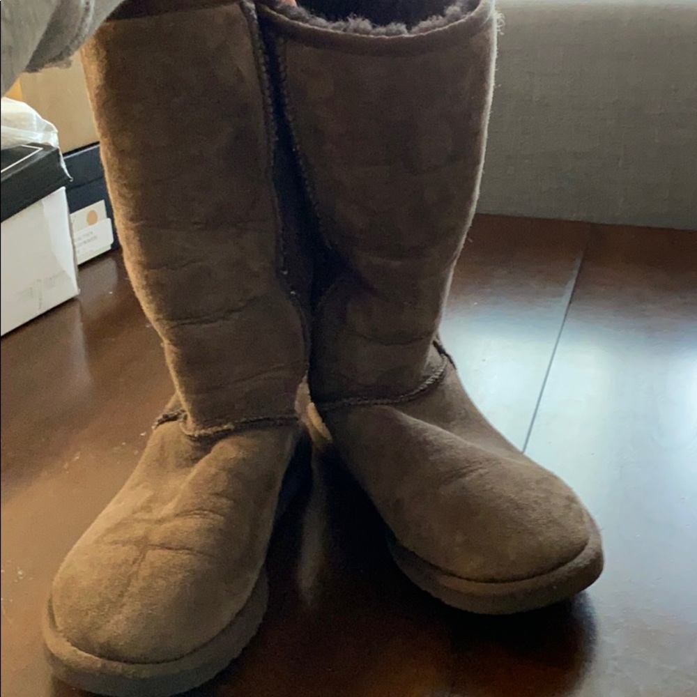 Women’s chocolate tall Uggs. Size 6.